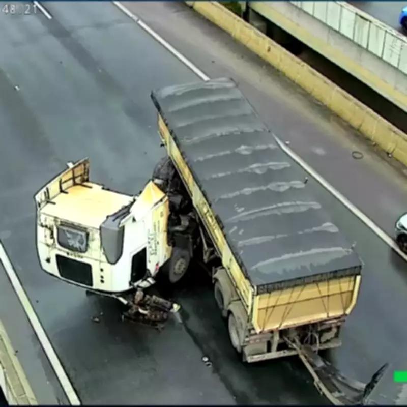 Caminhão perde controle e colide com barreira na Dom Pedro I em Campinas