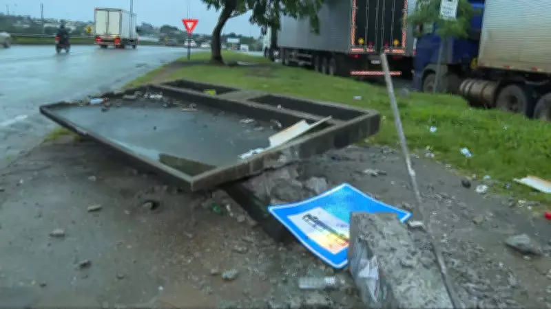 Caminhão sai da pista e destrói ponto de ônibus na BR-040 em Contagem, ferindo motorista