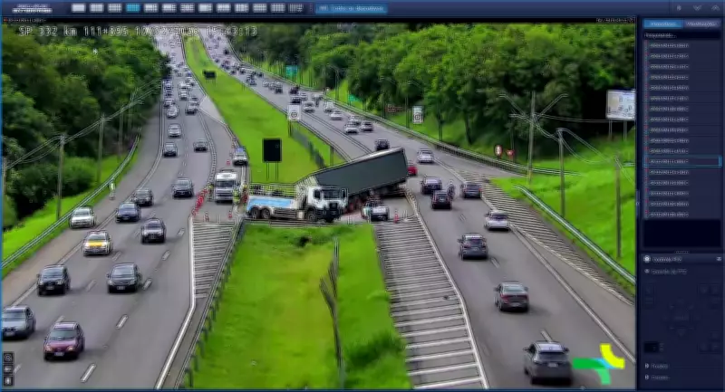 Caminhão tomba após conversão proibida em retorno da Zeferino Vaz, em Campinas