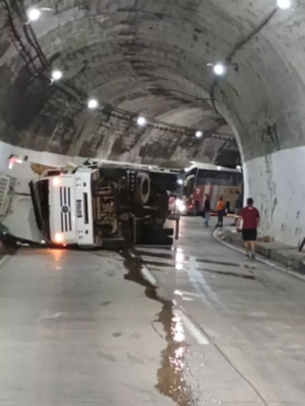 Caminhão tomba dentro do túnel na serra de Petrópolis e causa congestionamento