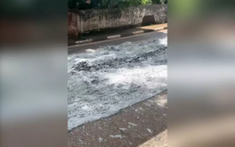 Caminhão tomba e derrama concreto na SP-139 em Itapetininga, mobilizando moradores