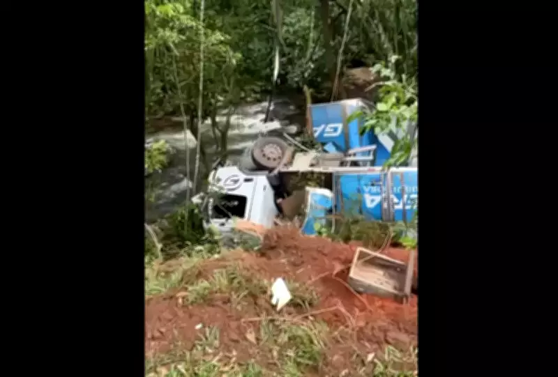 Caminhão tomba em rio na RJ-116 após motorista perder controle na serra do Rio