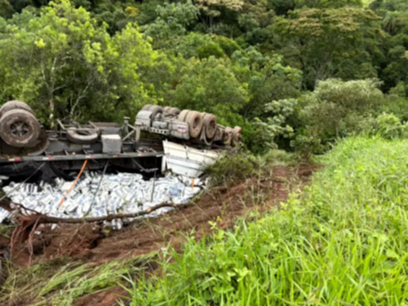 Caminhoneiro é resgatado com vida após carreta tombar e cair de ribanceira de 20 m na BR-265