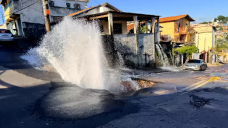 Cano estoura e abre buraco em rua de São José dos Campos, causando vazamento de água intenso