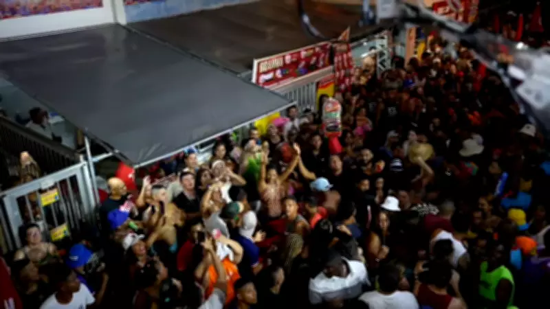 Cantor Bell Marques paga R$ 2 mil e compra mercadoria de ambulante após isopor quebrar no Carnaval de Salvador