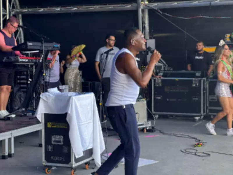 Cantor Tatau, ex-Ara Ketu, anima Carnaval em Pindamonhangaba com show de axé