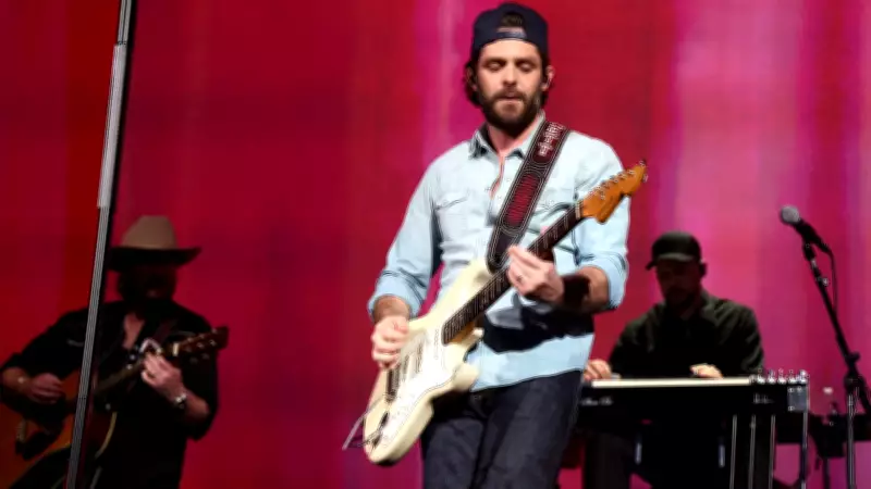 Cantor Thomas Rhett revela perda auditiva e uso de aparelho aos 35 anos