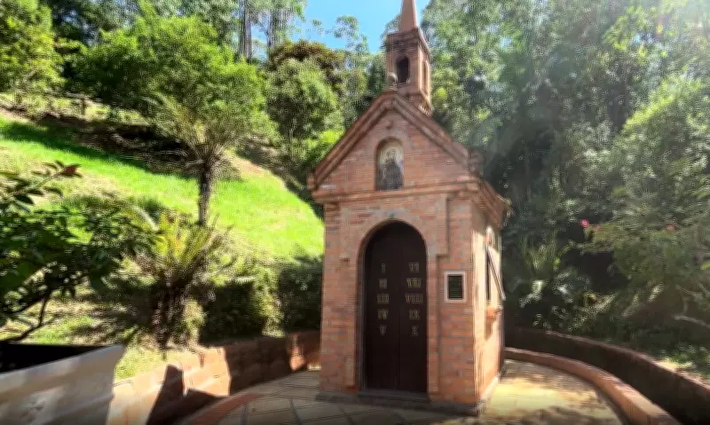 Capela de 4 m² em SC pode ser a menor das Américas e atrai turismo religioso