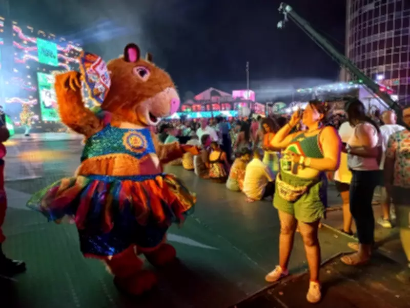 Capivara Mascote e Profissionais Anônimos Garantem Magia no Carnaval do Recife