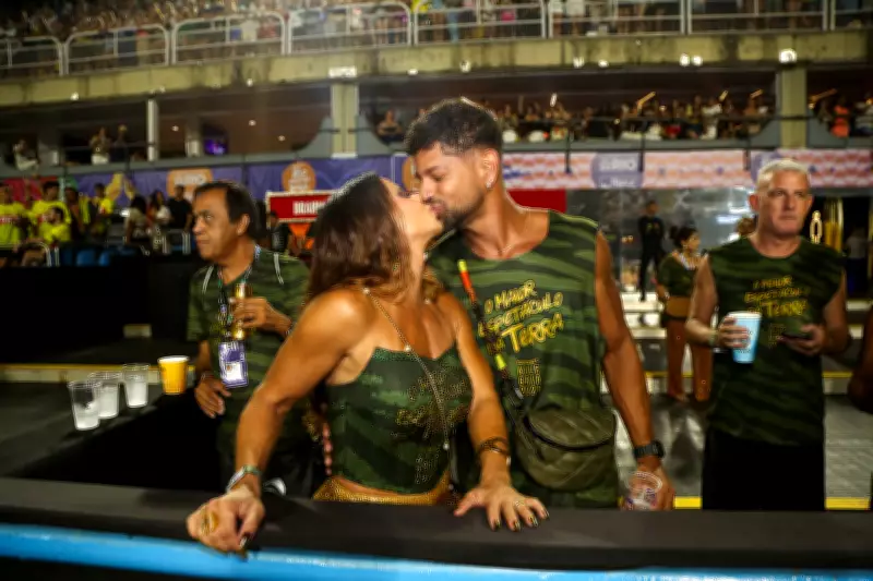 Carnaval 2026: Casais de famosos trocam beijos apaixonados na Sapucaí e Anhembi
