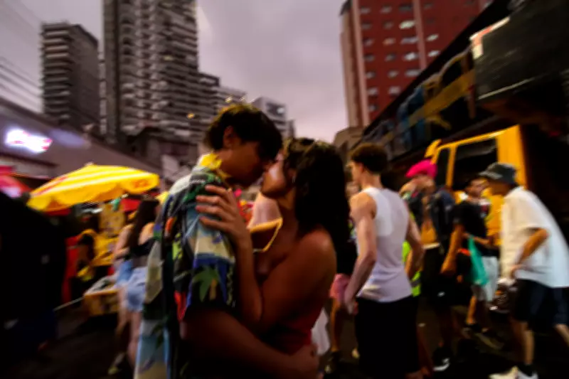 Carnaval 2026 em SP: Metrô 24h, reforço de segurança e ônibus especiais para o Sambódromo