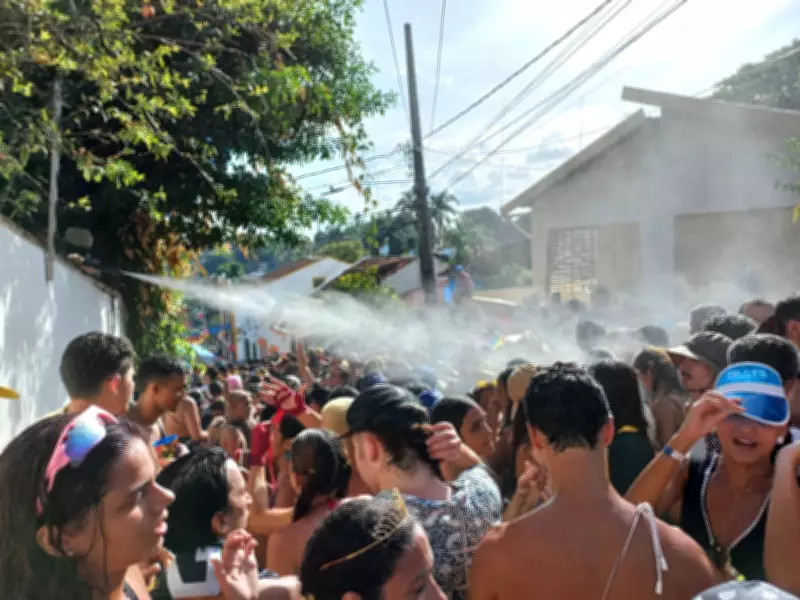 Carnaval de Olinda: moradores viram 'anjos da água' para refrescar foliões nas ladeiras
