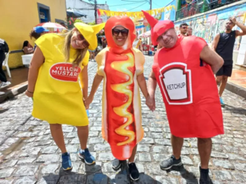 Carnaval de Olinda tem fantasias criativas de comida: de cuscuz com ovo a hot-dog