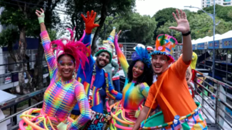 Carnaval de Salvador 2026 segue com grandes artistas nos circuitos nesta segunda-feira