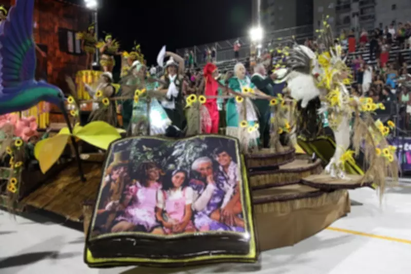 Carnaval de Santos 2026: Último dia de desfiles tem oito escolas na avenida