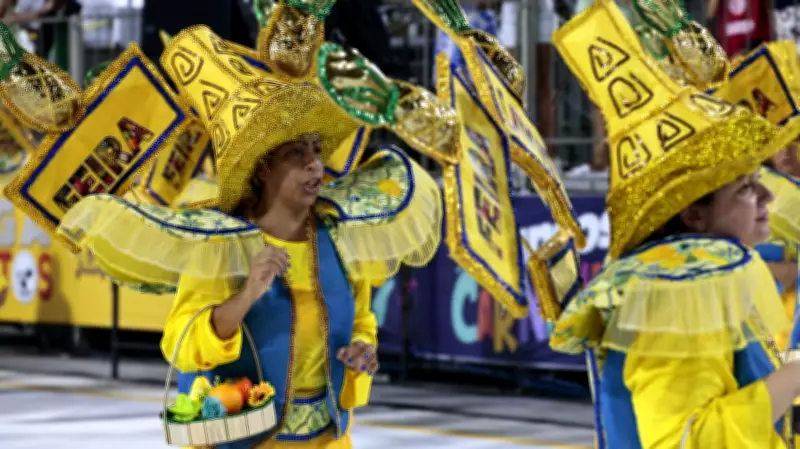 Carnaval de Santos tem início com desfiles lotados e Valéria Valenssa como embaixadora