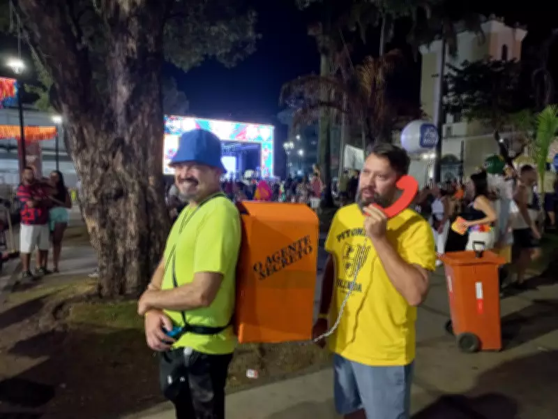 Carnaval do Recife mistura sexta-feira 13 com fantasias de terror e homenagem ao filme 'O Agente Secreto'