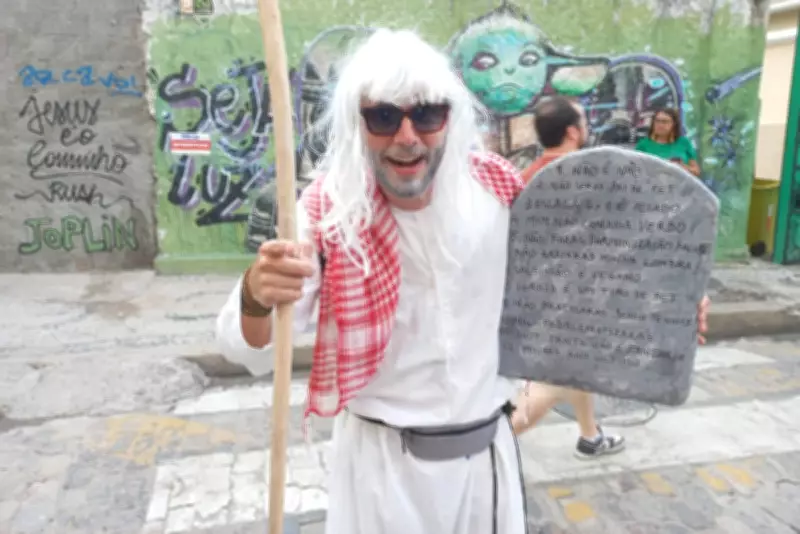 Carnaval do Recife: Moisés com mandamentos modernos e palhaços heróis invadem a folia