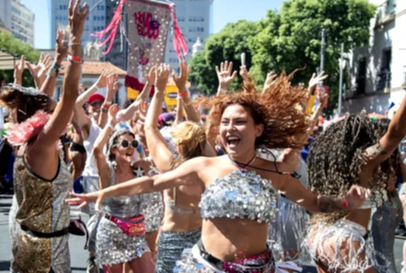 Carnaval do Rio segue com 38 blocos oficiais no fim de semana, incluindo Anitta e Monobloco