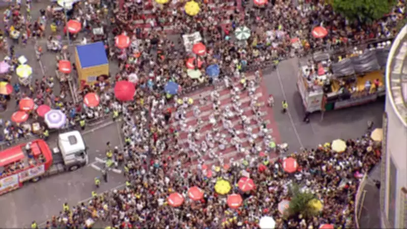 Carnaval em BH: Baianas Ozadas e Xamã arrastam multidões nas ruas da capital mineira