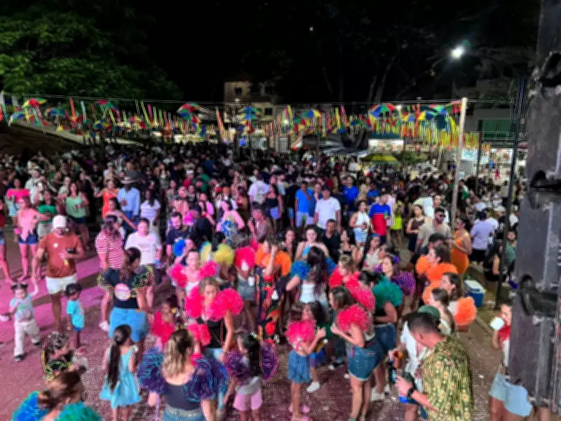 Carnaval em Peçanha: Amigas Fantasiadas e Família com Bebê Marcam Primeira Noite de Folia