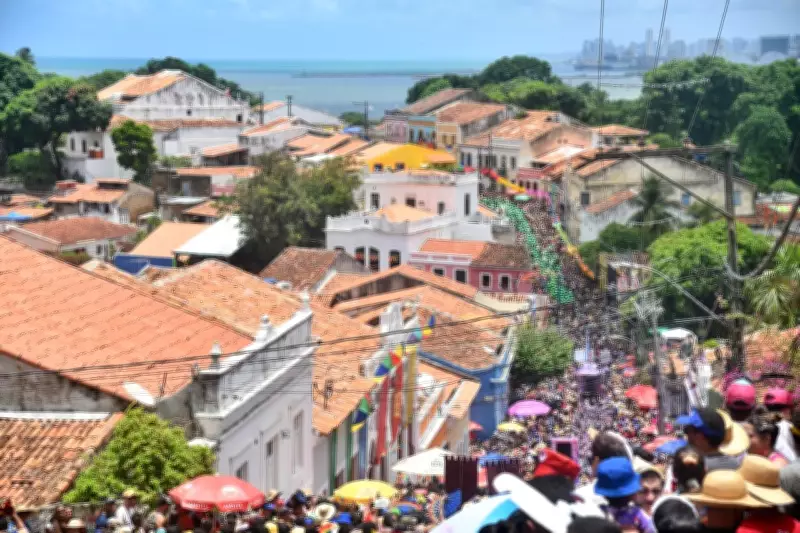 Carnaval no Grande Recife: Ônibus especiais conectam foliões aos polos de festa em Olinda e Bairro do Recife