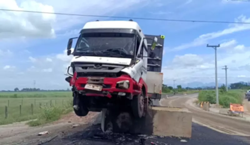 Carreta colide com barreira de concreto em trecho em obras da RJ-238 em Campos dos Goytacazes