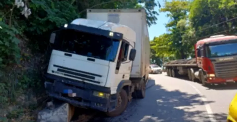 Carreta colide com base de sustentação na Serra das Araras e causa congestionamento de 7 km na Via Dutra