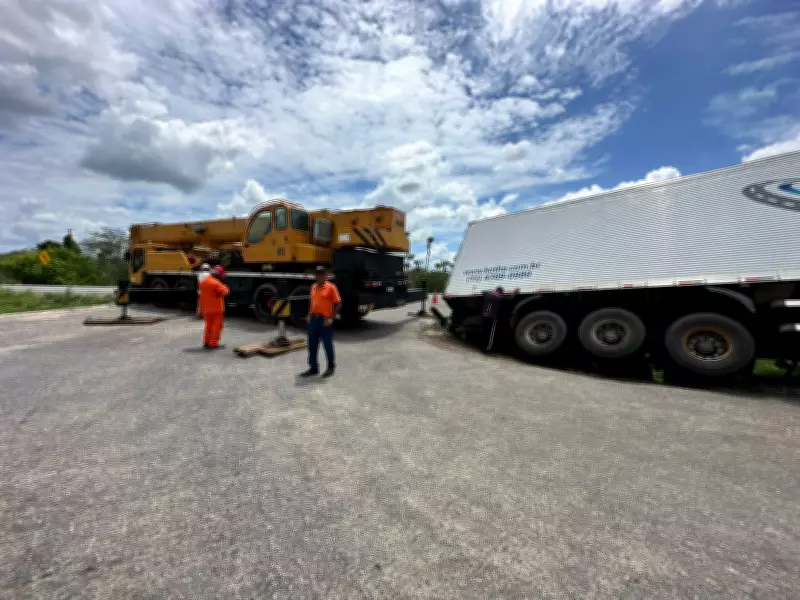 Carreta com 25 toneladas de melão tomba na BR-304 em Mossoró após manobra evasiva