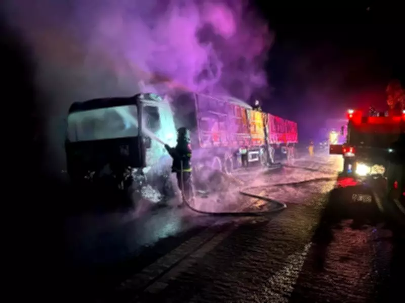 Carreta com soja pega fogo em MT e quase atinge tanque de combustível na BR-364