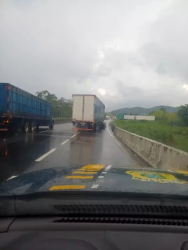 Carreta dá 'L' e interdita parcialmente a Via Dutra em Pinheiral após motorista perder controle