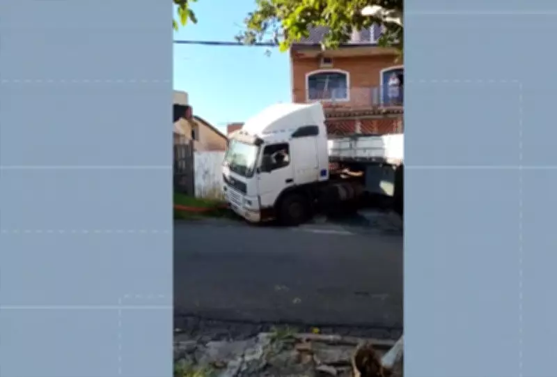 Carreta desgovernada invade rua e atinge duas residências em Paulínia, SP