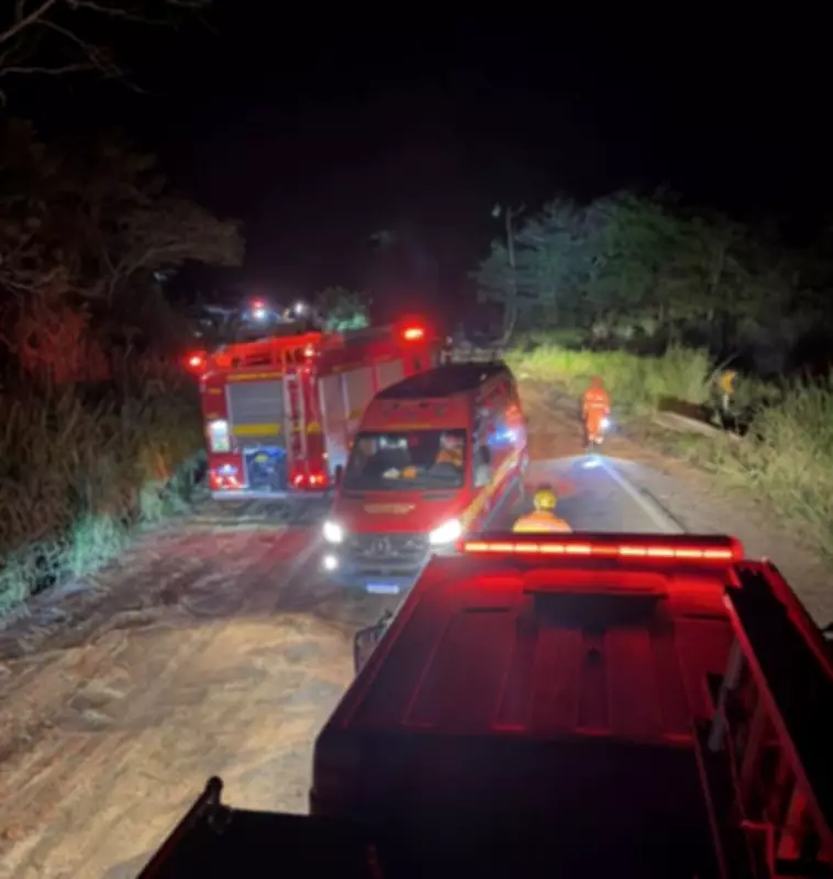 Carreta pega fogo após colisão com guincho na MG-262 e deixa três feridos em Mariana