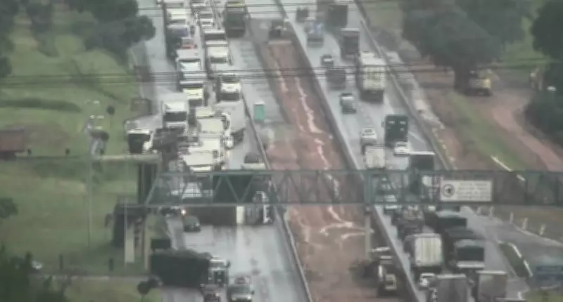 Carreta tomba com 5 toneladas de mangueiras e interdita pista da Rodovia Dom Pedro em Atibaia