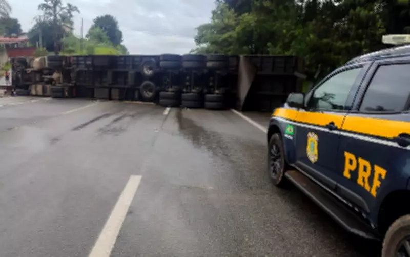 Carreta tomba e interdita totalmente a Rodovia Fernão Dias em Extrema, MG