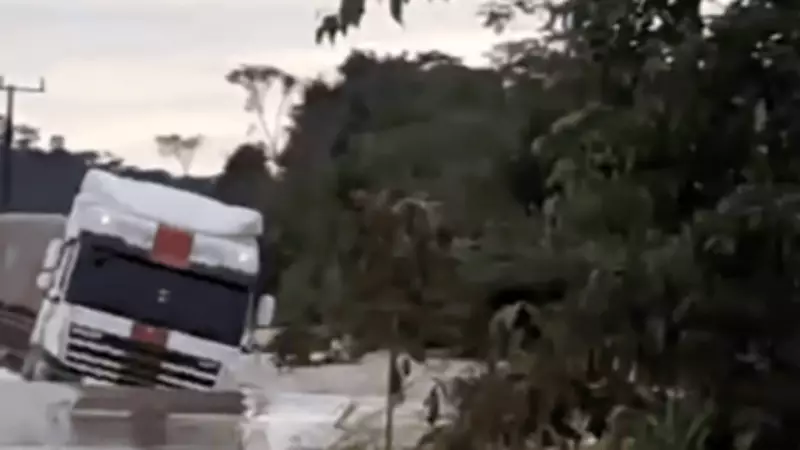 Carreta tomba em rodovia alagada que dá acesso à reserva do Xingu em Mato Grosso