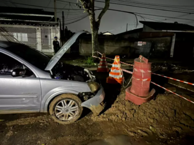Carro cai em buraco em rua de São José dos Campos após falhas na drenagem