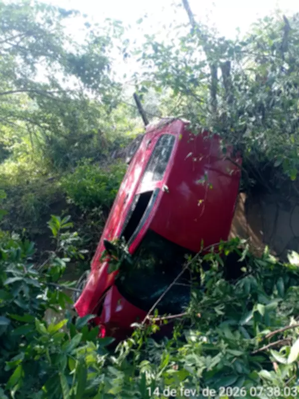 Carro cai em córrego após sair da pista na rodovia entre Natividade e Porciúncula