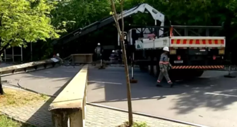 Carro capota e derruba dois postes na avenida Raul Barbosa, em Fortaleza