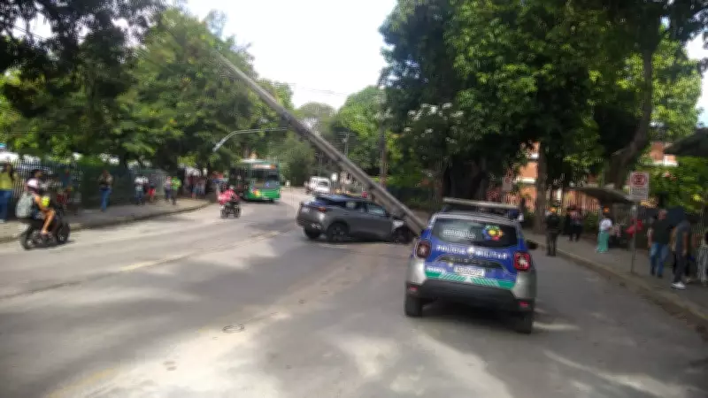 Carro colide com poste e derruba estrutura próximo à UFRPE, em Dois Irmãos, Recife