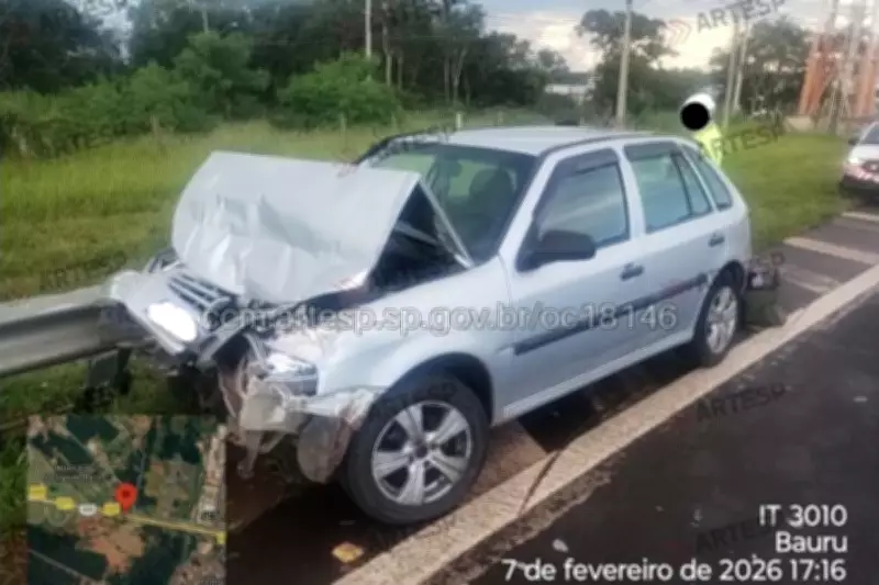 Carro colide na traseira de ônibus com time de vôlei na SP-225 em Bauru, sem feridos