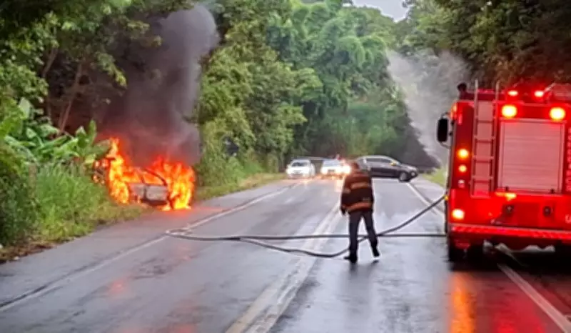 Carro de policial penal pega fogo e dispara munições em rodovia de Lindoia (SP)