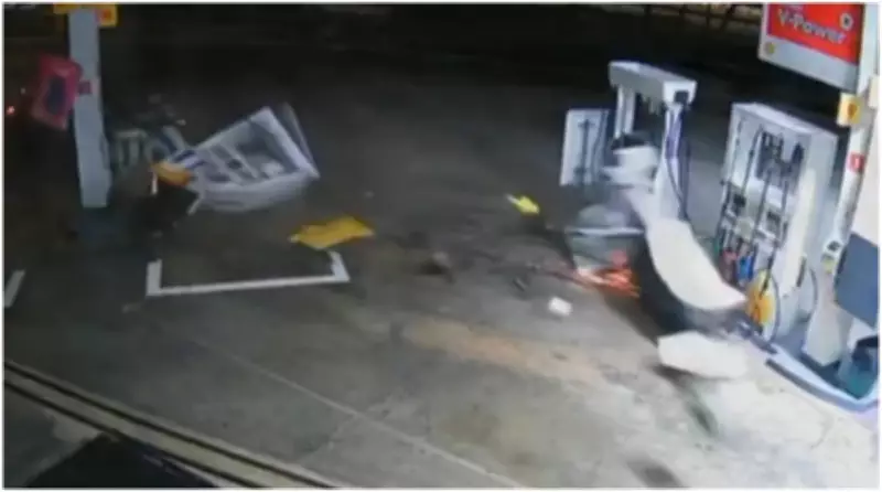 Carro desgovernado invade posto e destrói bombas de gasolina na Marginal Pinheiros