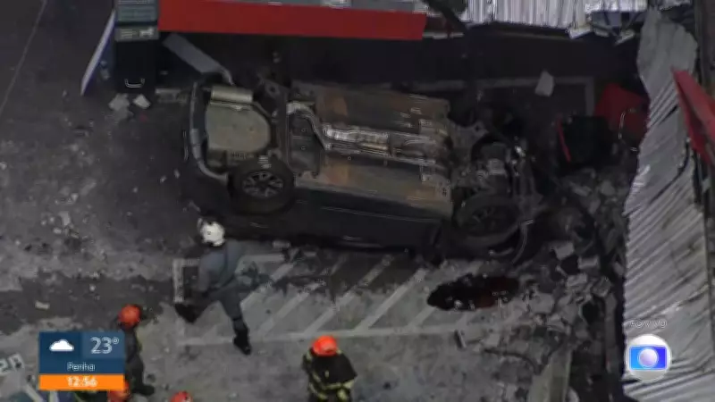 Carro despenca de estacionamento em supermercado no Campo Belo, SP, e deixa idosa ferida