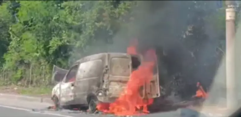 Carro é destruído por incêndio na BR-381 em Ipatinga; motorista escapa ileso