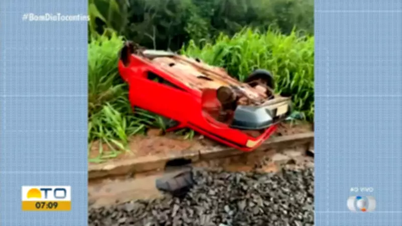 Carro enguiça em linha férrea e é arrastado por trem em Araguaína, TO