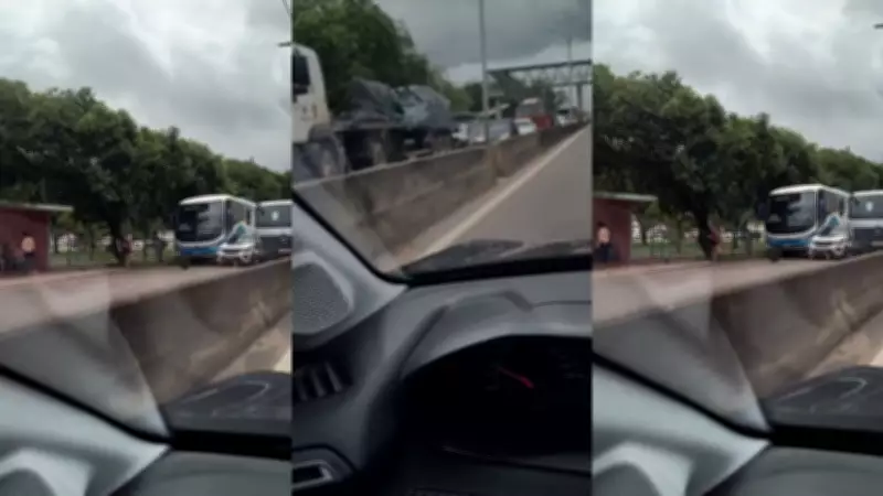 Carro fica prensado entre caminhão e ônibus em rodovia do Amapá