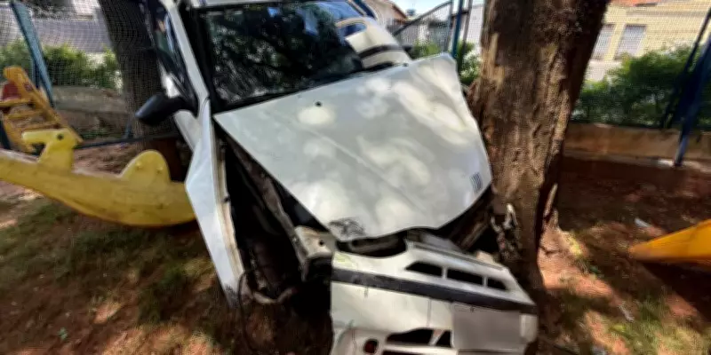 Carro invade berçário em Bauru e destrói cerca e parquinho; motorista tem ferimentos leves