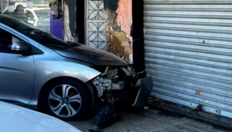 Carro invade calçada e colide com muro em Volta Redonda, sem feridos registrados