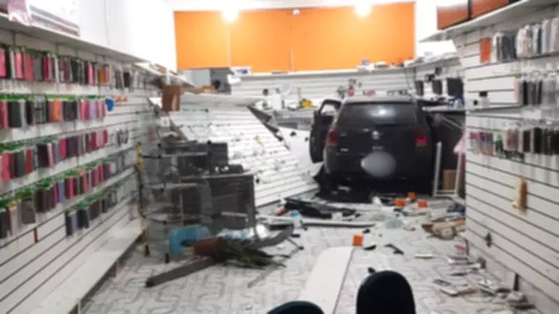 Carro invade loja de celulares em Jundiaí após motorista sofrer mal súbito